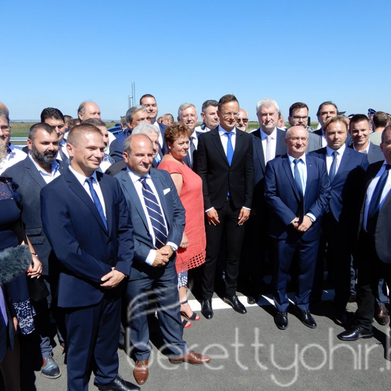 Átadták az M4-es autópálya Ártándig tartó szakaszát34